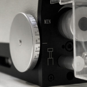 Ghiere di regolazione per impostazioni rapide e precise sulla spelafili pneumatica Ghiere di regolazione della spelafili pneumatica da banco per regolazioni precise, semplici e veloci